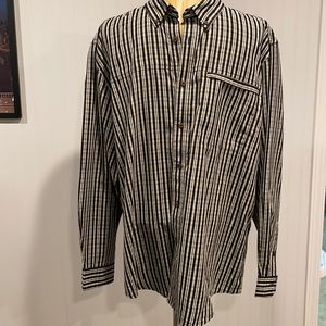 Men’s Outdoor Life shirt with zip pocket and branded buttons. XL